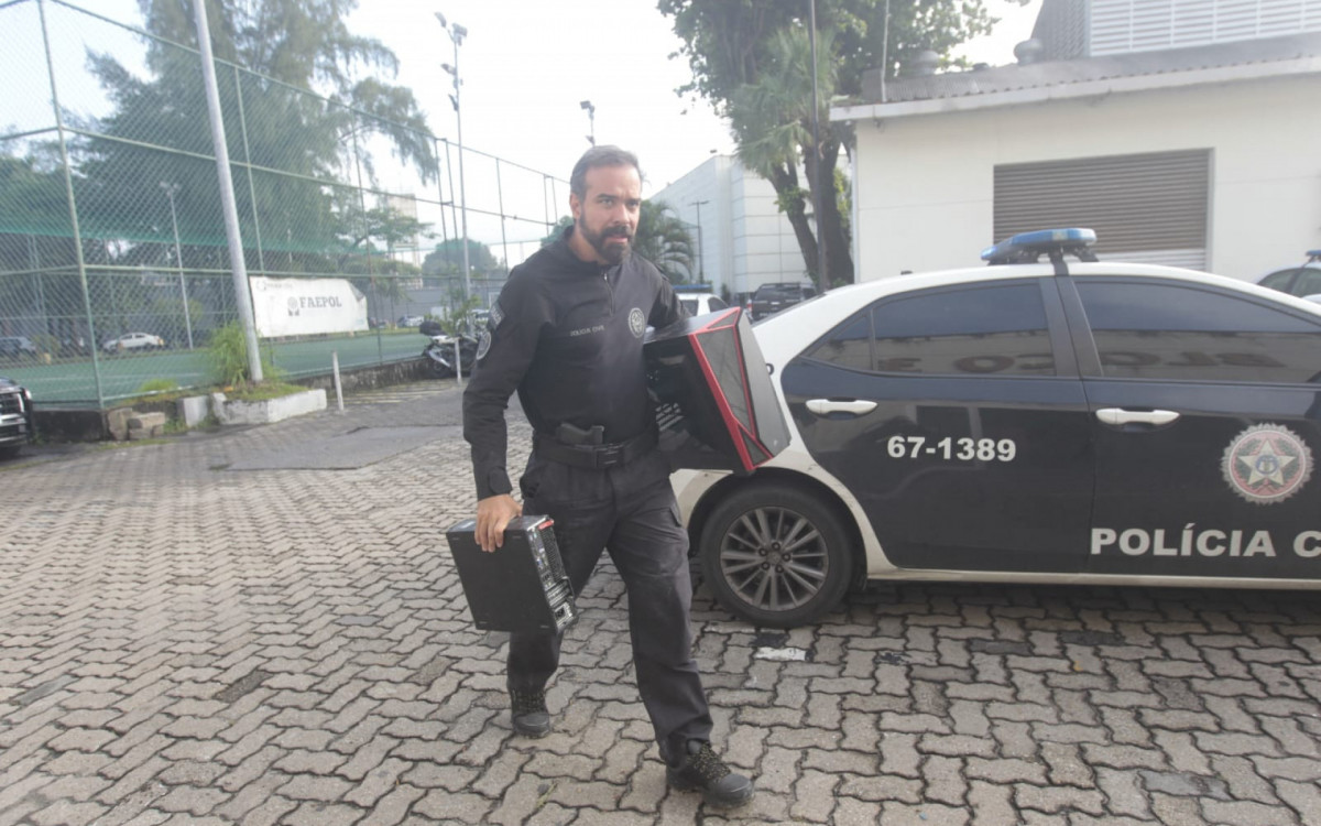 Agente da Draco apreendeu computadores de uma empresa investigada  - Reginaldo Pimenta / Agência O Dia