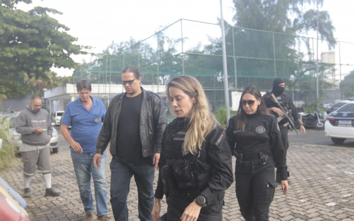Delegada Luciana Ribeiro, titular da Draco, no centro da foto - Reginaldo Pimenta / Agência O Dia