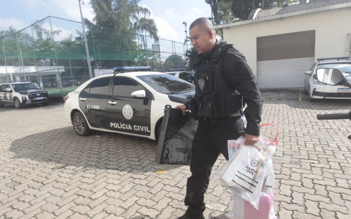 Policial da Draco com mais documentos e computadores de empresa envolvida - Reginaldo Pimenta / Agência O Dia
