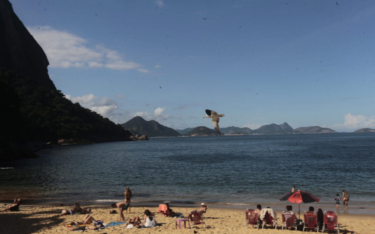 Climatempo - Movimenta&ccedil;&atilde;o na Praia Vermelha, na Urca, Zona Sul do Rio