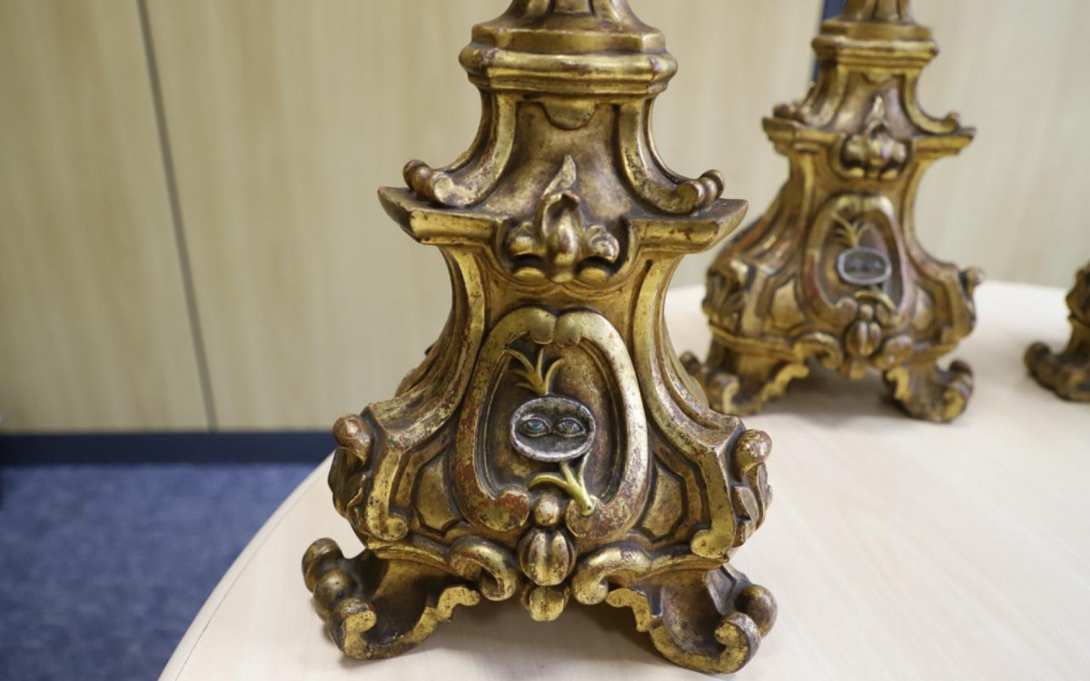 As peças, confeccionadas em madeira entalhada, dourada e policromada, ornamentavam o primeiro degrau do altar-mor do templo tombado pelo Instituto do Patrimônio Histórico e Artístico Nacional (IPHAN) - Divulgação PF