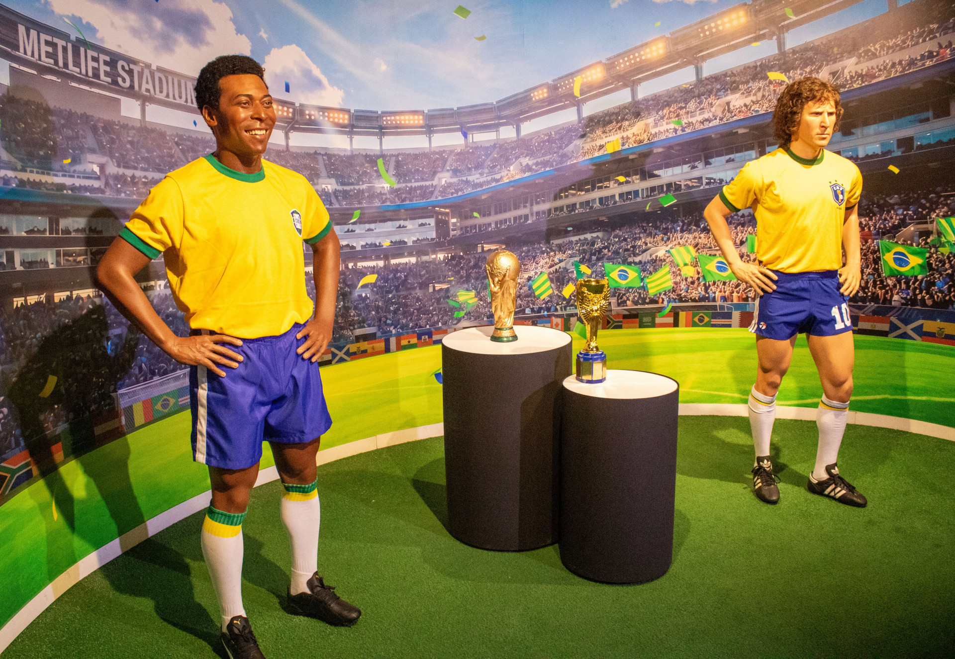Estátuas do Rei Pelé e Zico expostas na Galeria da Copa, no AquaRio - Érica Martin/Agência O Dia