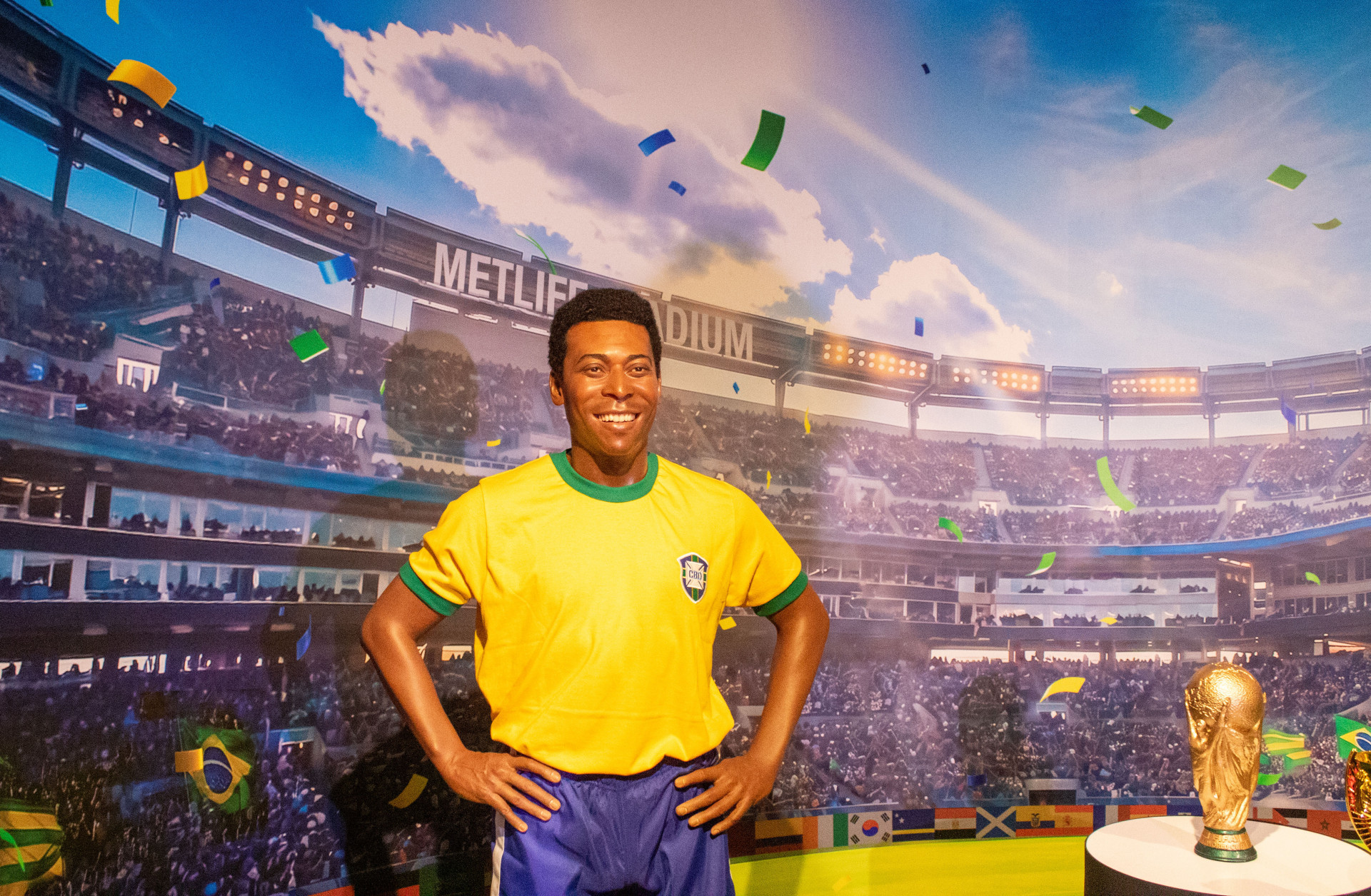 Estátua do Rei Pelé, produzida na Inglaterra, está exposta na Galeria da Copa, no AquaRio - Érica Martin/Agência O Dia