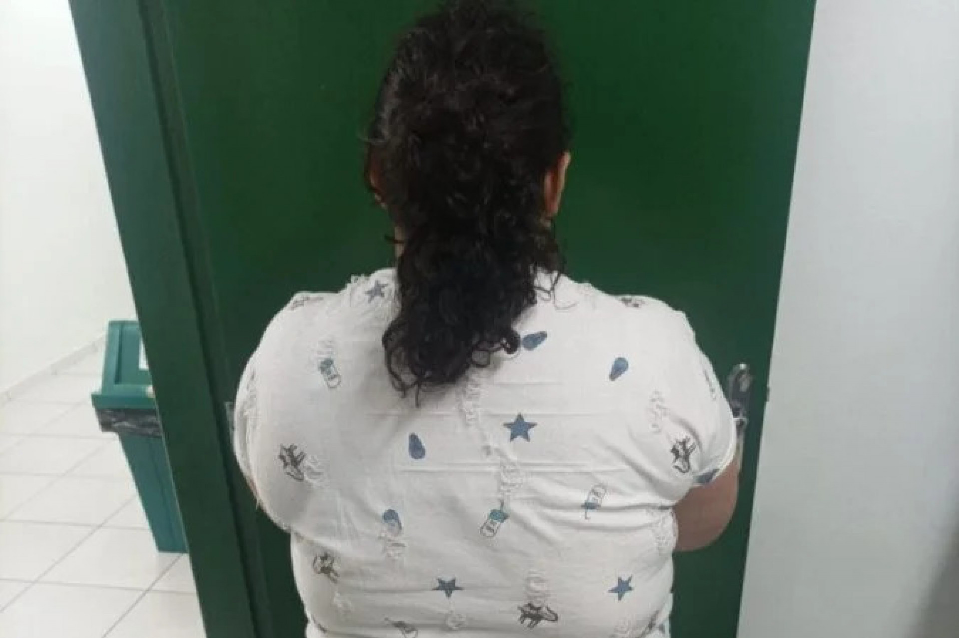 Mulher de 37 anos finge ser menor de idade e ganha festa de aniversário da família adotiva