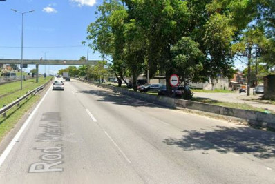 Carreta atropela e mata mulher em ponto de ônibus na BR-101, em São Gonçalo