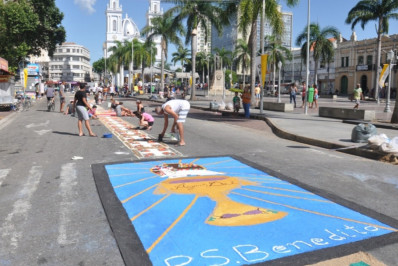 Corpus Christi não fecha o comércio, mas fiéis mantêm a tradição