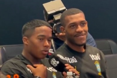 Vídeo! Endrick e Rayan atacam de 'repórteres' e descontraem clima em coletiva da Seleção