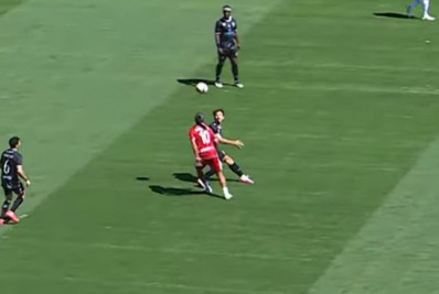 Vídeo: Ronaldinho Gaúcho dá chapéu em piloto da Fórmula 1 durante jogo