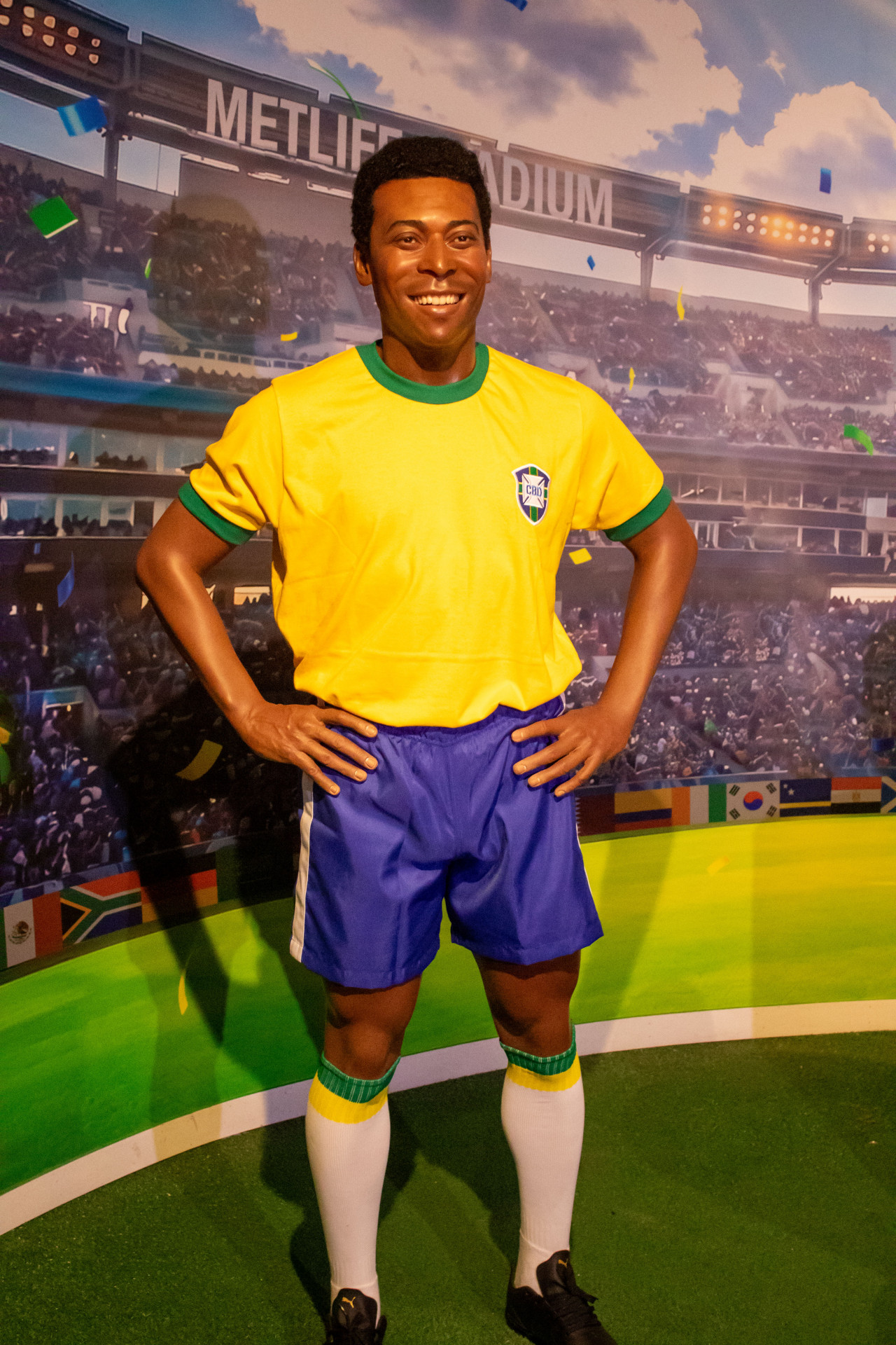 Estátua do Rei Pelé, produzida na Inglaterra, está exposta na Galeria da Copa, no AquaRio - Érica Martin/Agência O Dia