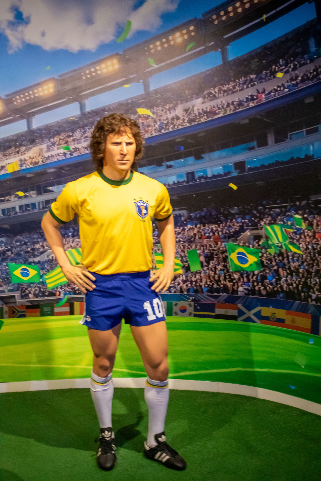 Estátua do jogador Zico está exposta na Galeria da Copa, no AquaRio - Érica Martin/Agência O Dia