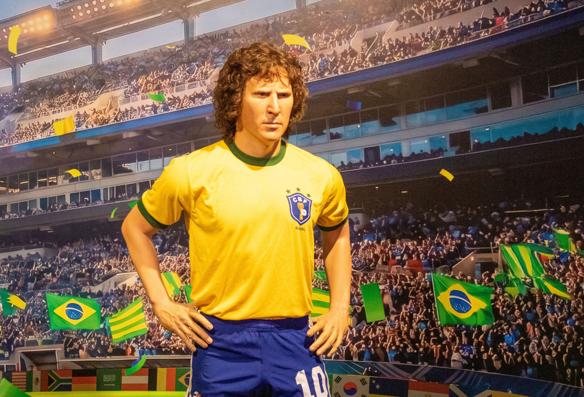 Estátua do jogador Zico está exposta na Galeria da Copa, no AquaRio - Érica Martin/Agência O Dia