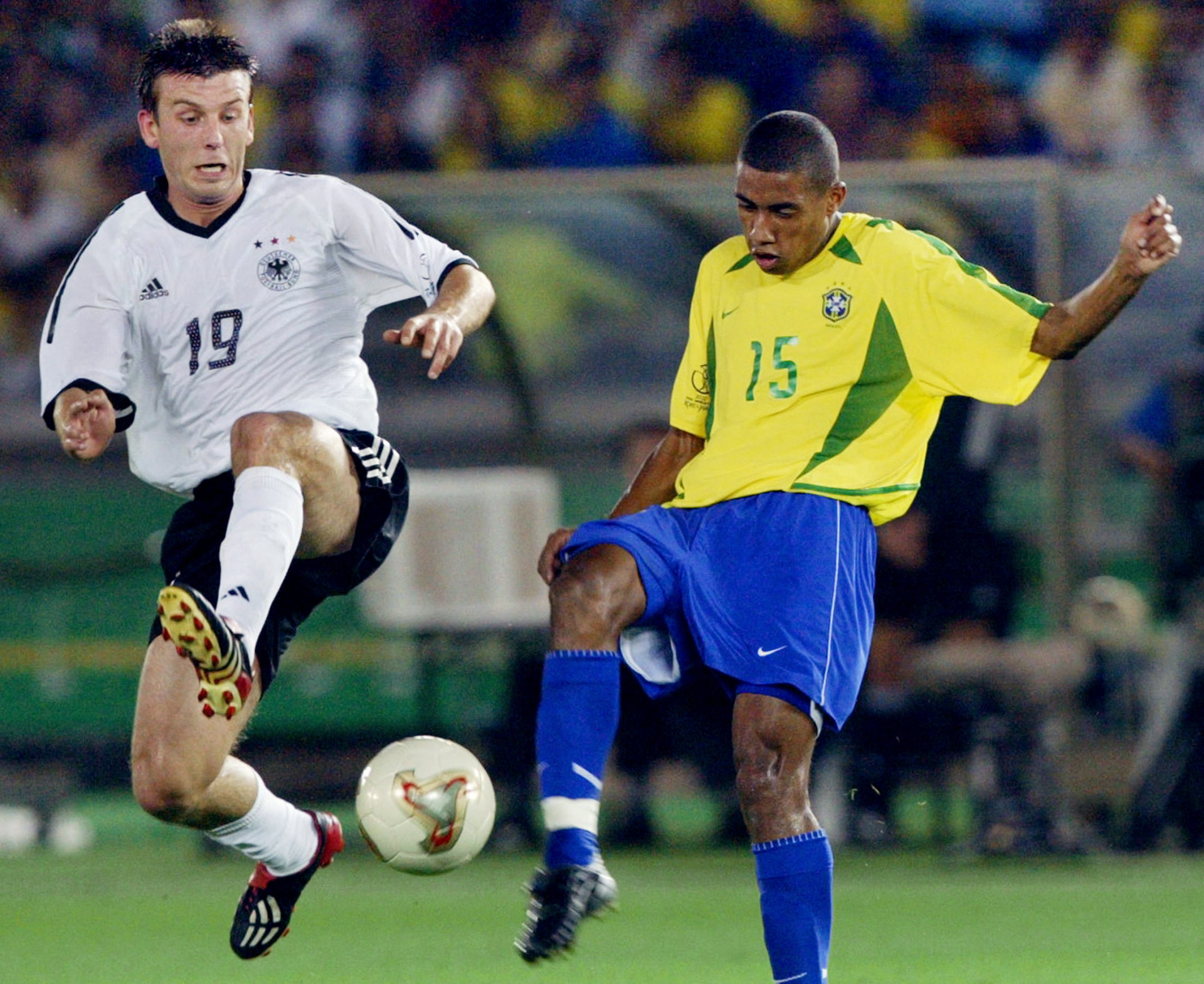 Kleberson em a&ccedil;&atilde;o pela sele&ccedil;&atilde;o brasileira na Copa do Mundo de 2002 - Pedro Ugarte / AFP