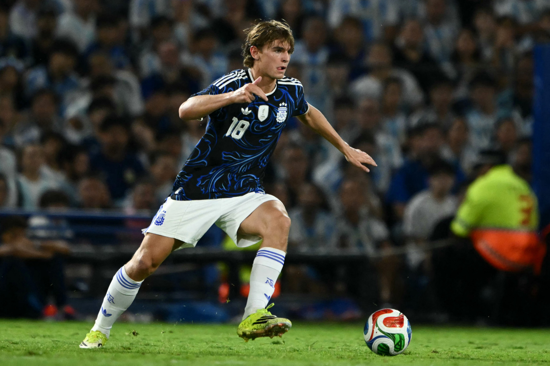 Nico Paz em ação pela seleção argentina - Luis Robayo / AFP