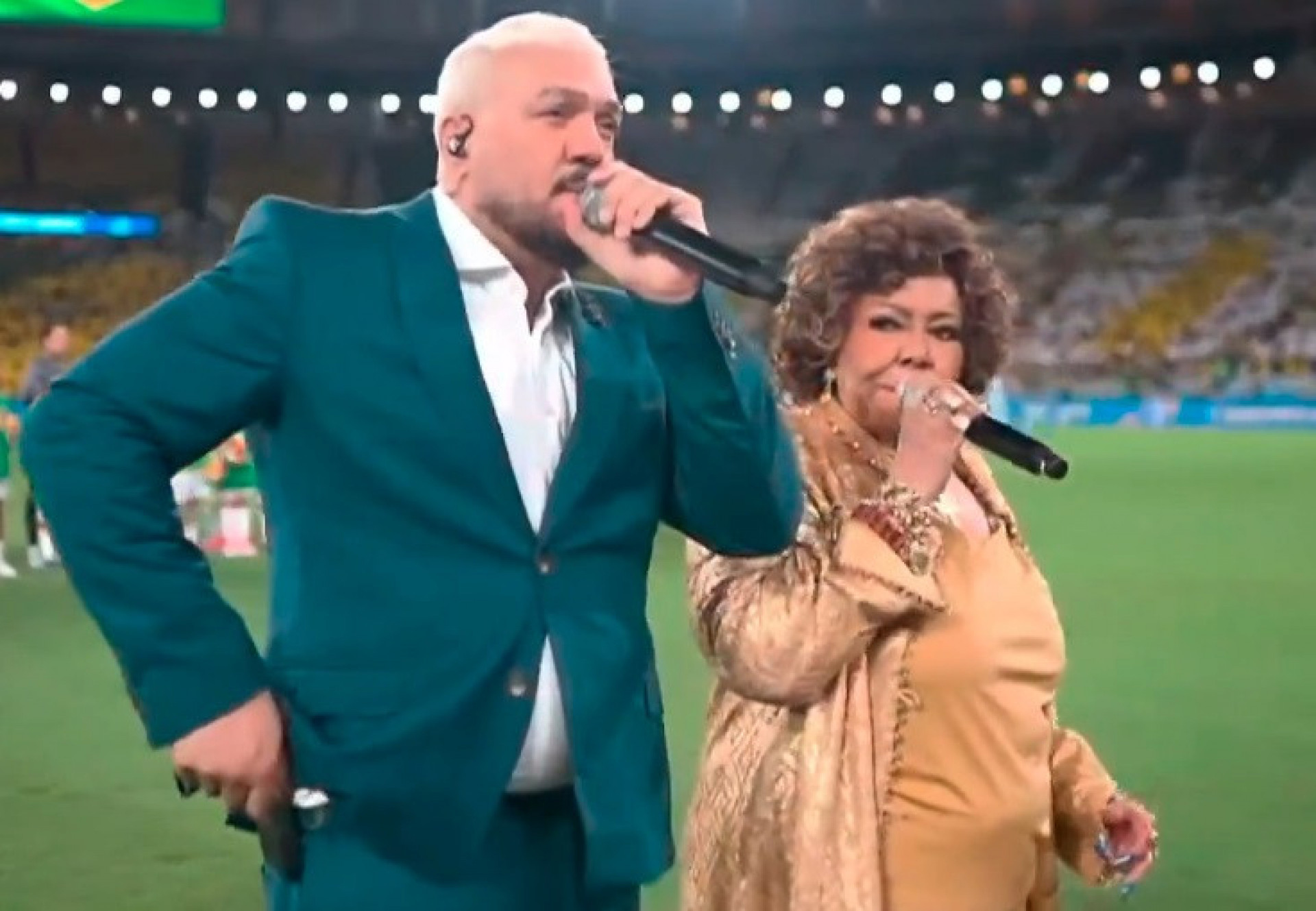 Belo e Alcione cantaram hino nacional antes de amistoso da Seleção
 - Reprodução de vídeo / Instagram