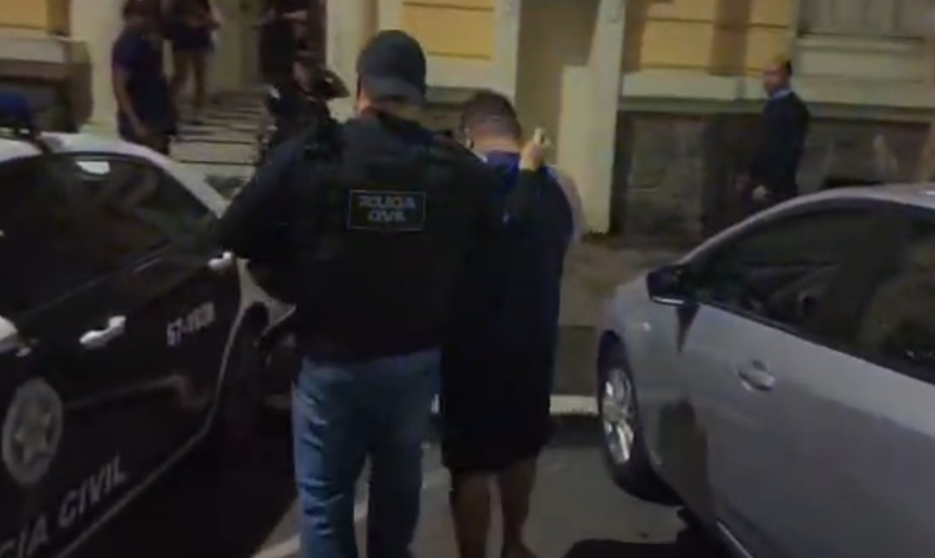 Agentes cumpriram mandados de prisão temporária contra suspeitos de participação no crime - Reprodução