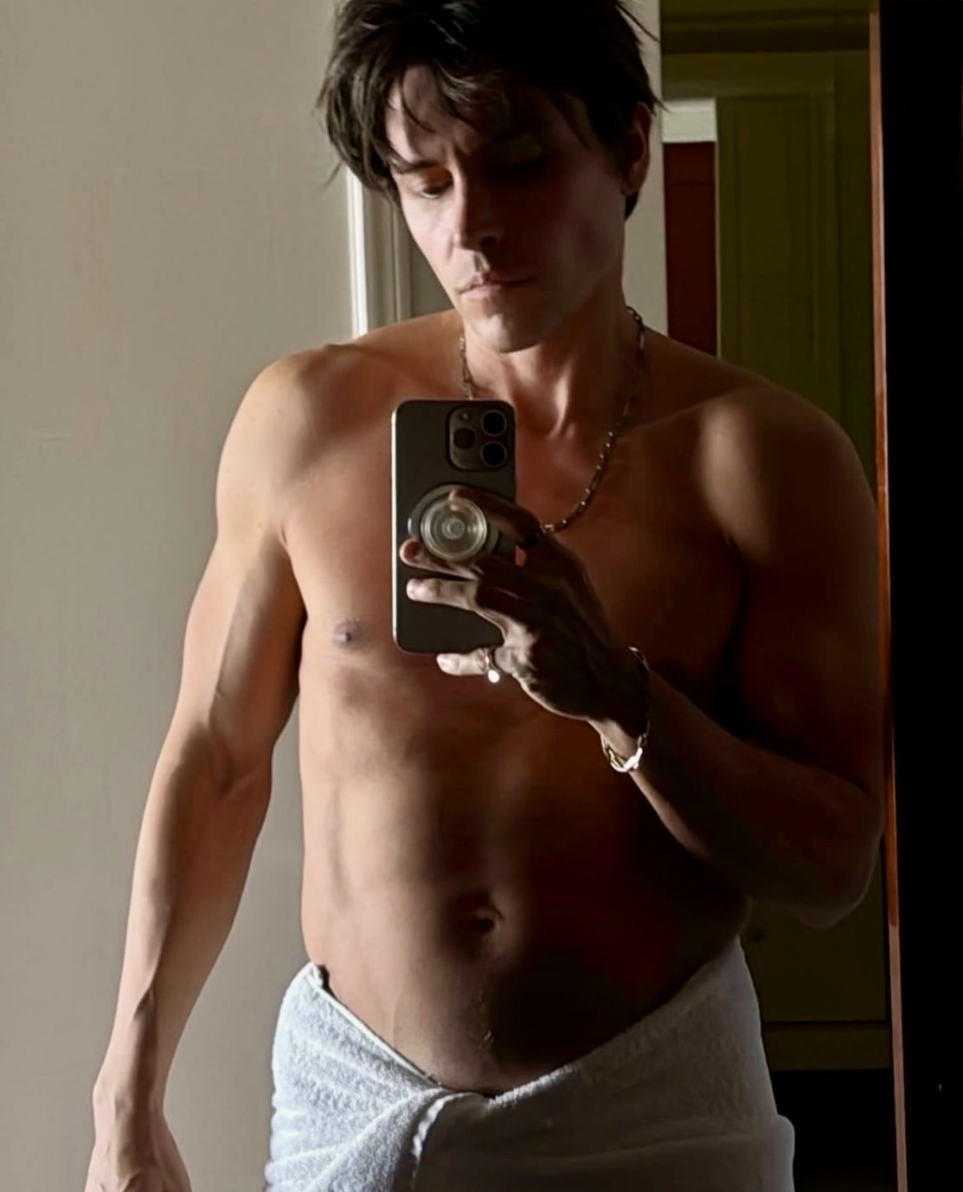 Moysés Macedo, filho caçula de Edir Macedo, movimentou as redes sociais após publicar novos cliques na terça-feira (2)
