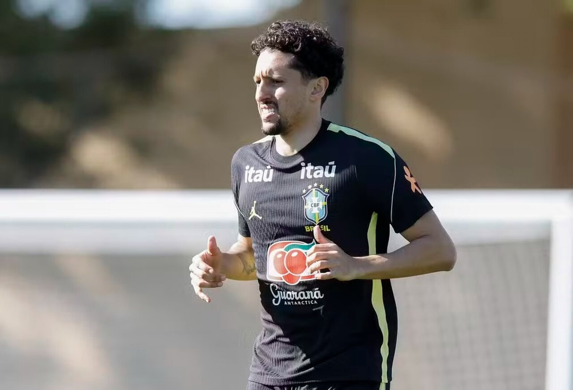 Esposa revela drama de Marquinhos ap&oacute;s Copa de 2022: ”Nunca mais bateu um p&ecirc;nalti”