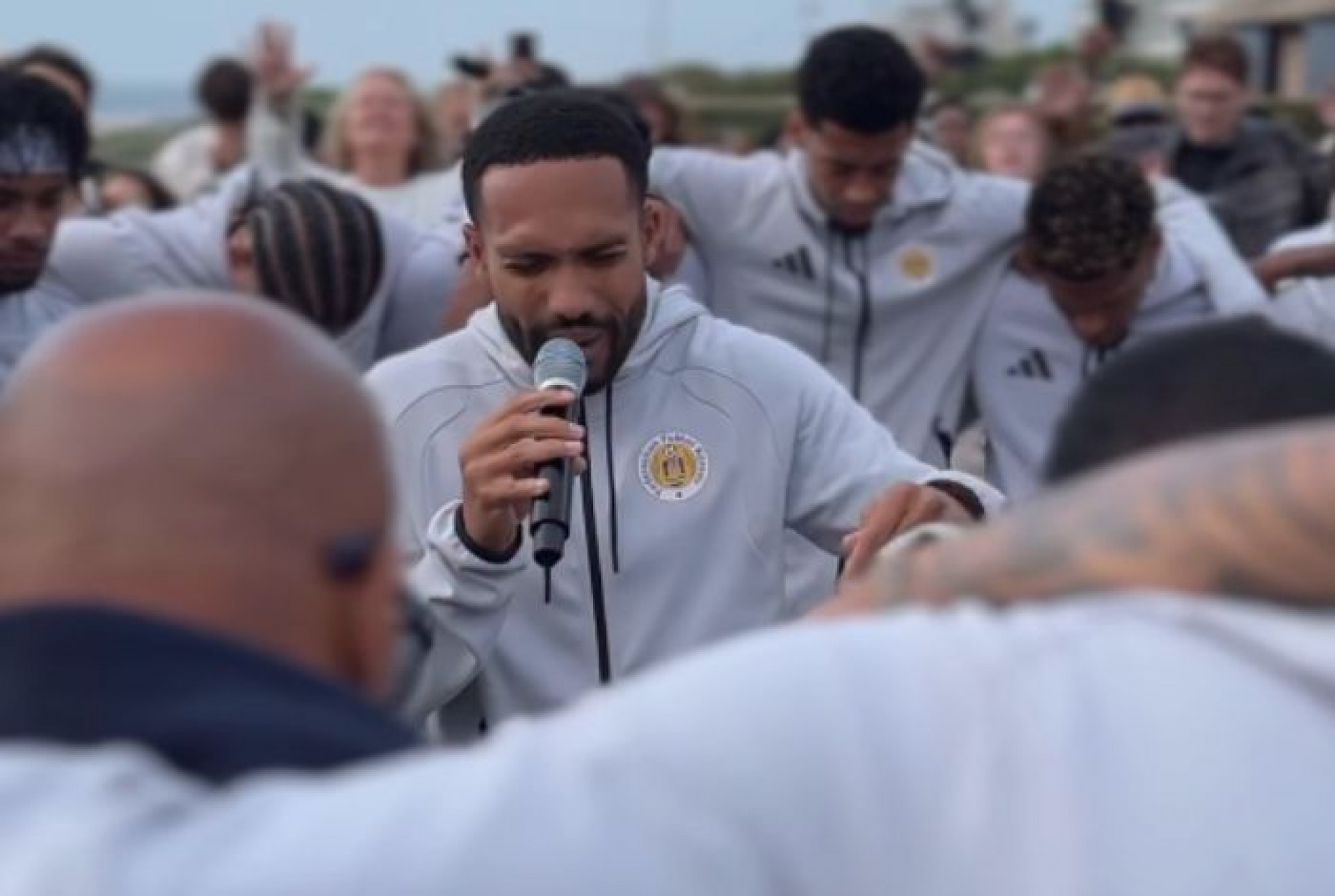 Seleção do Curaçao vive momento de fé antes de embarcar para a Copa do Mundo