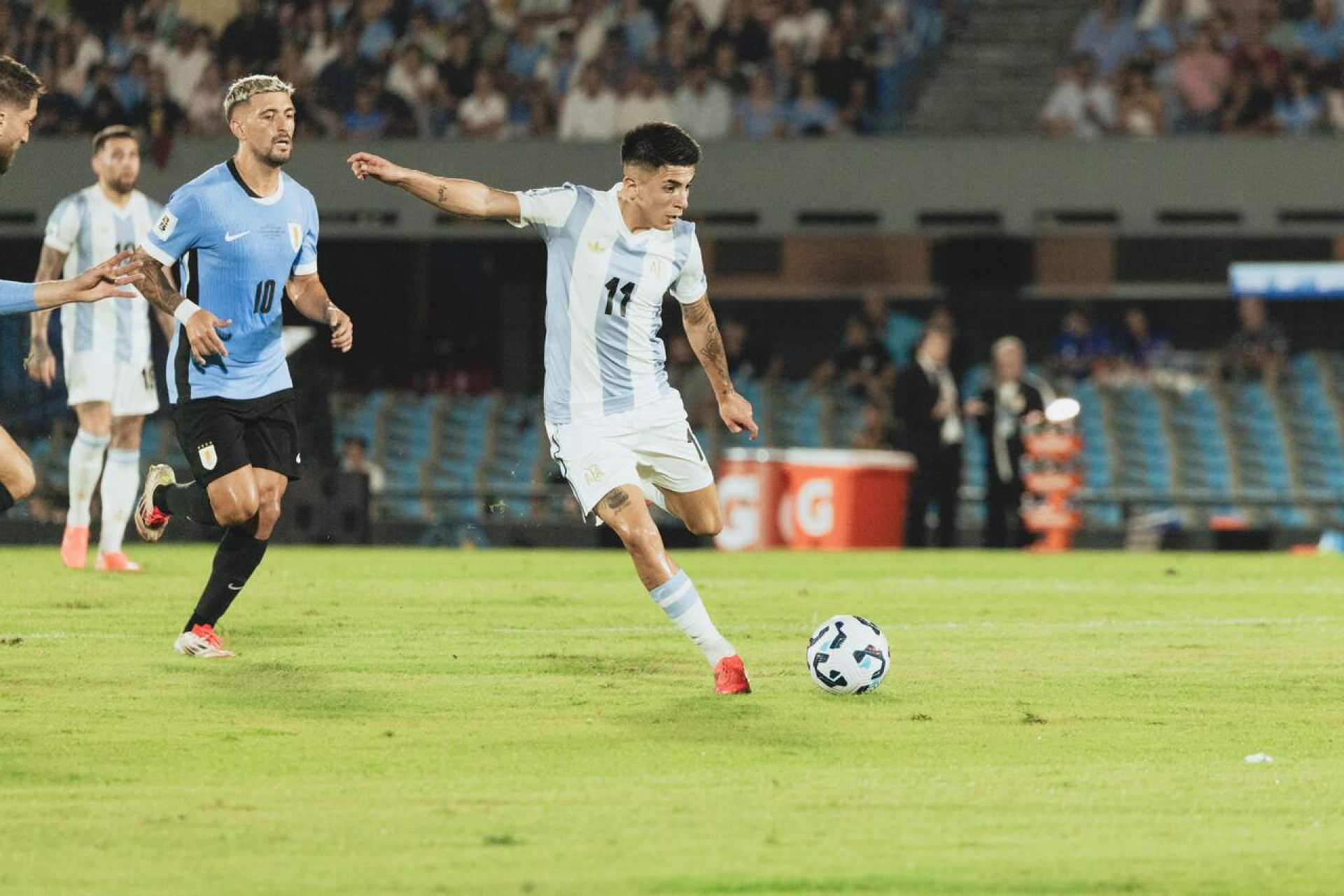 Almada se recupera de les&atilde;o e refor&ccedil;a Argentina em treino de Scaloni