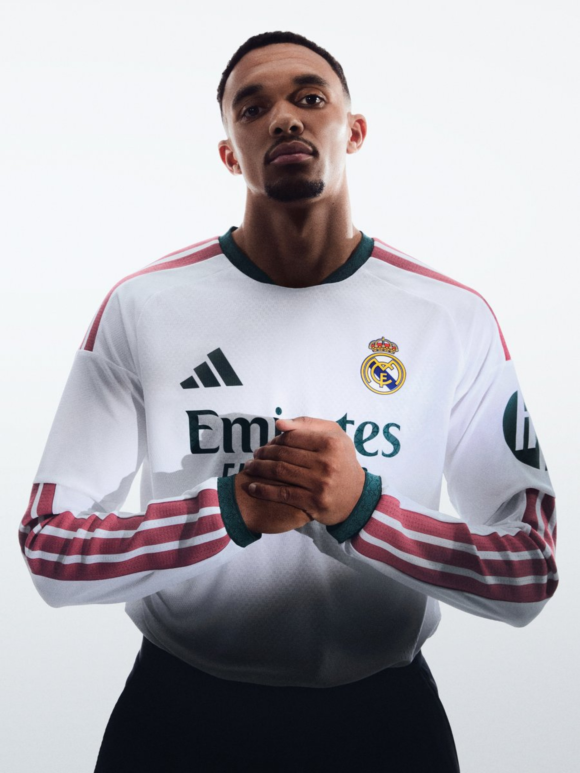 Trent Alexander-Arnold com o novo uniforme do Real Madrid - Divulgação / Real Madrid