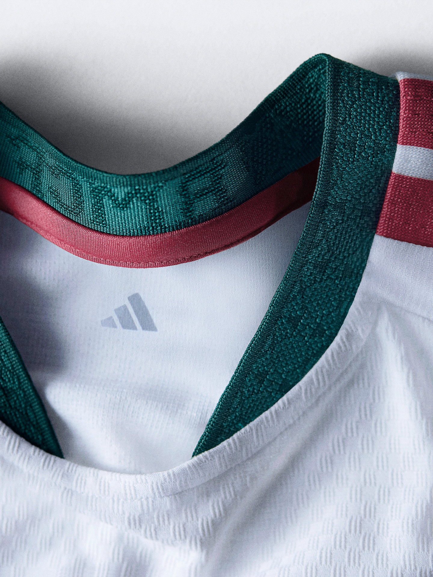 Camisa tem detalhe verde na gola - Divulgação / Real Madrid