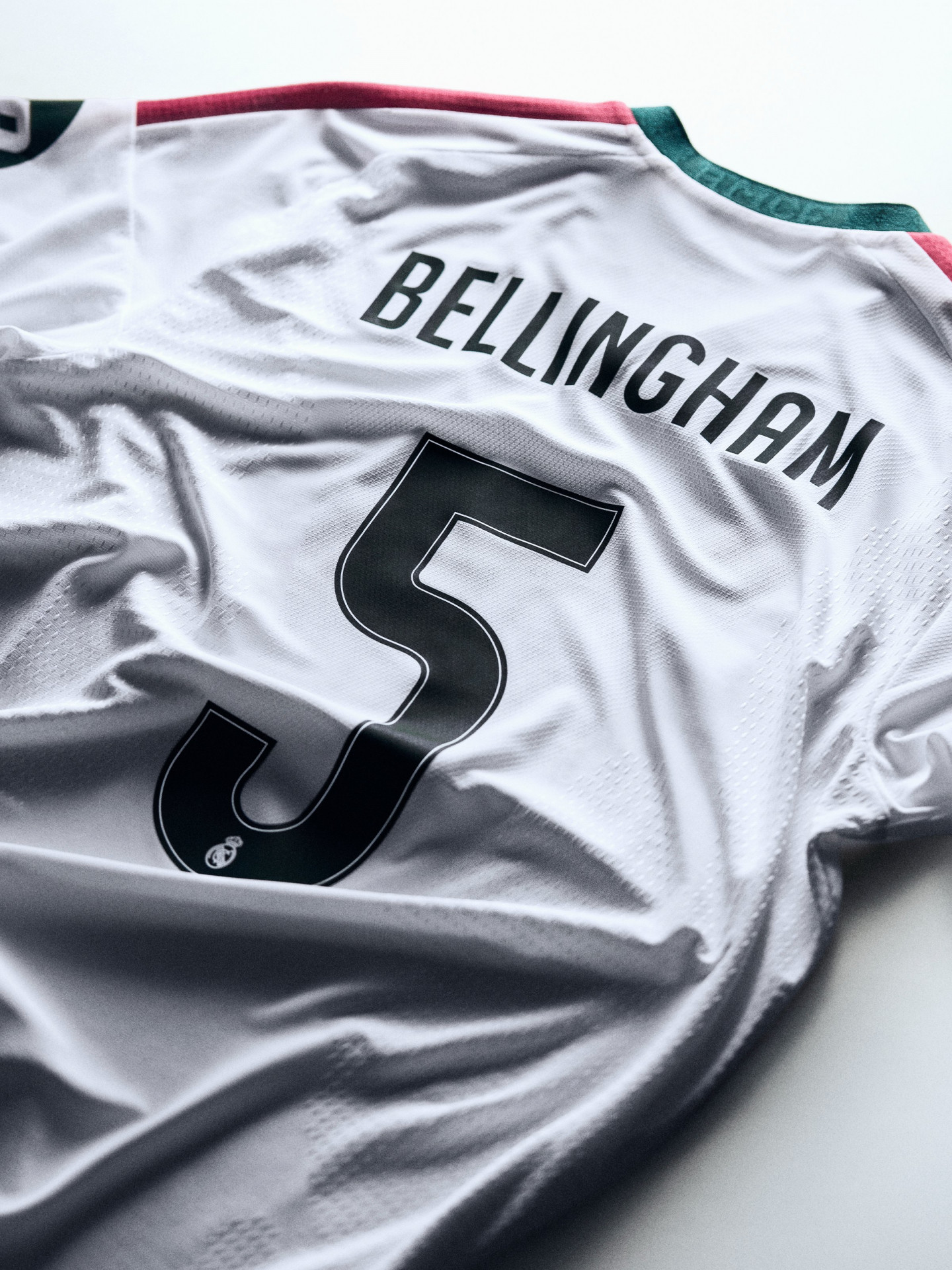 Uniforme mostra detalhes do número e o nome do jogador - Divulgação / Real Madrid