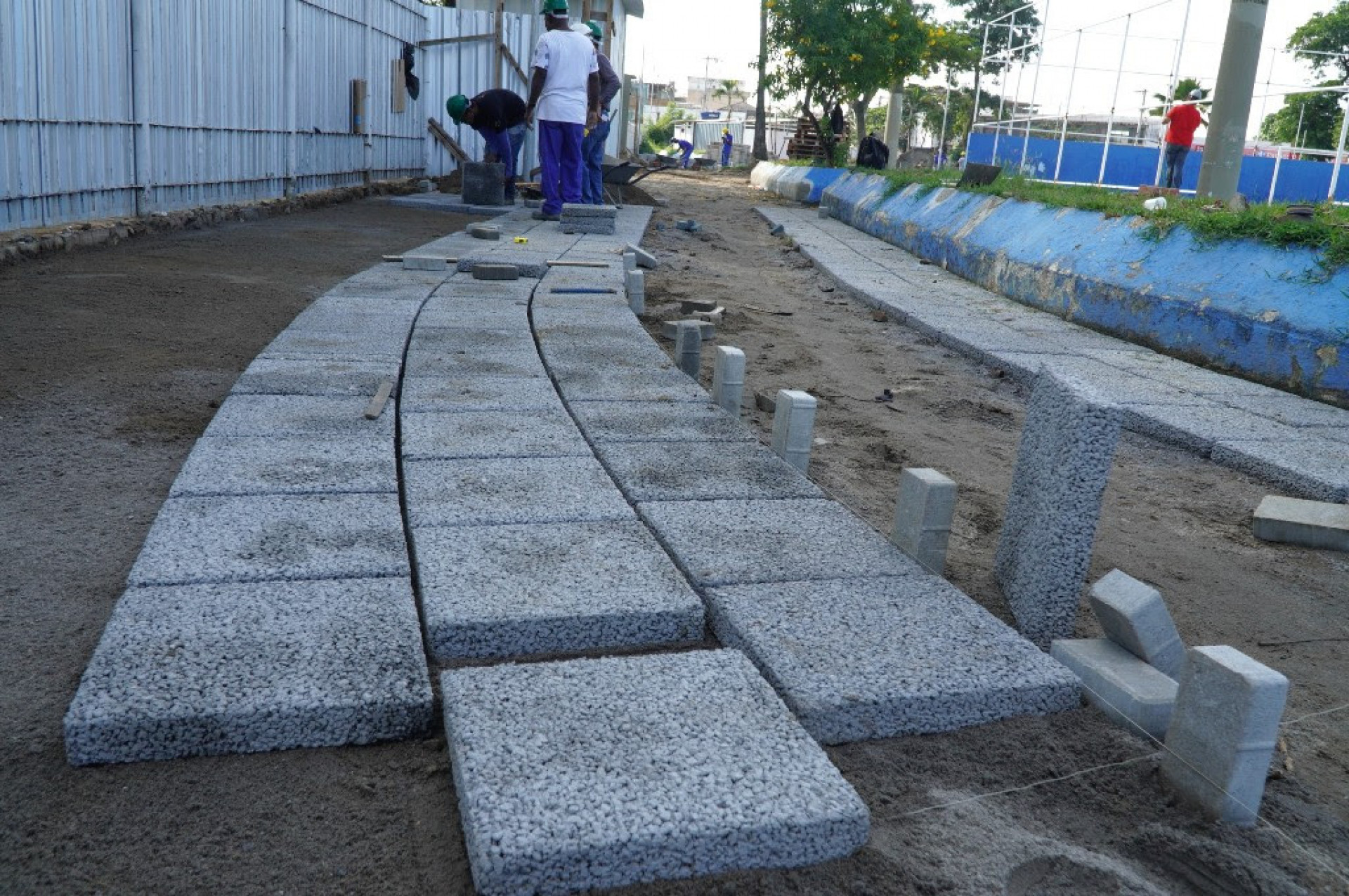 Praça da Trindade começa a receber novo piso drenante