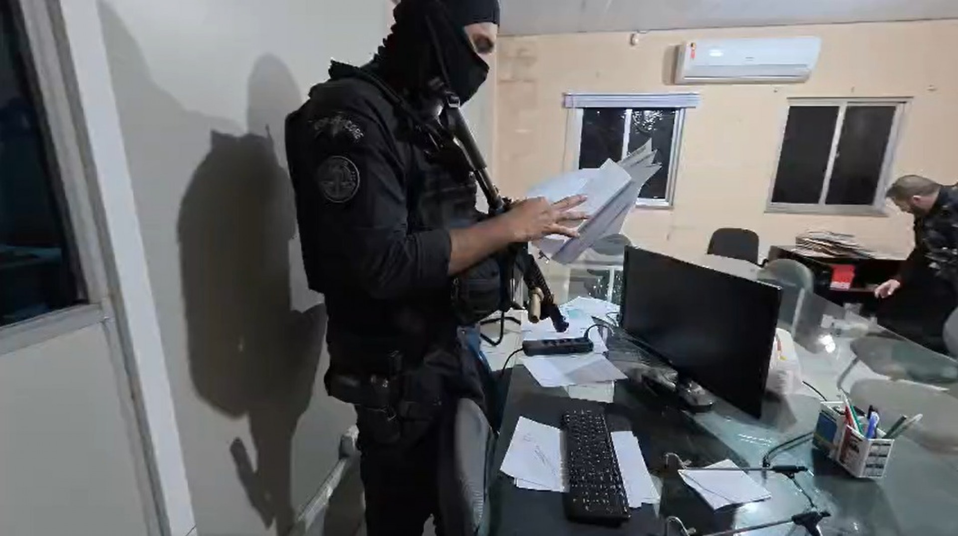 Agentes da Draco investigam documentos de uma empresa usada para lavagem de dinheiro - Reprodu&ccedil;&atilde;o / Pol&iacute;cia Civil