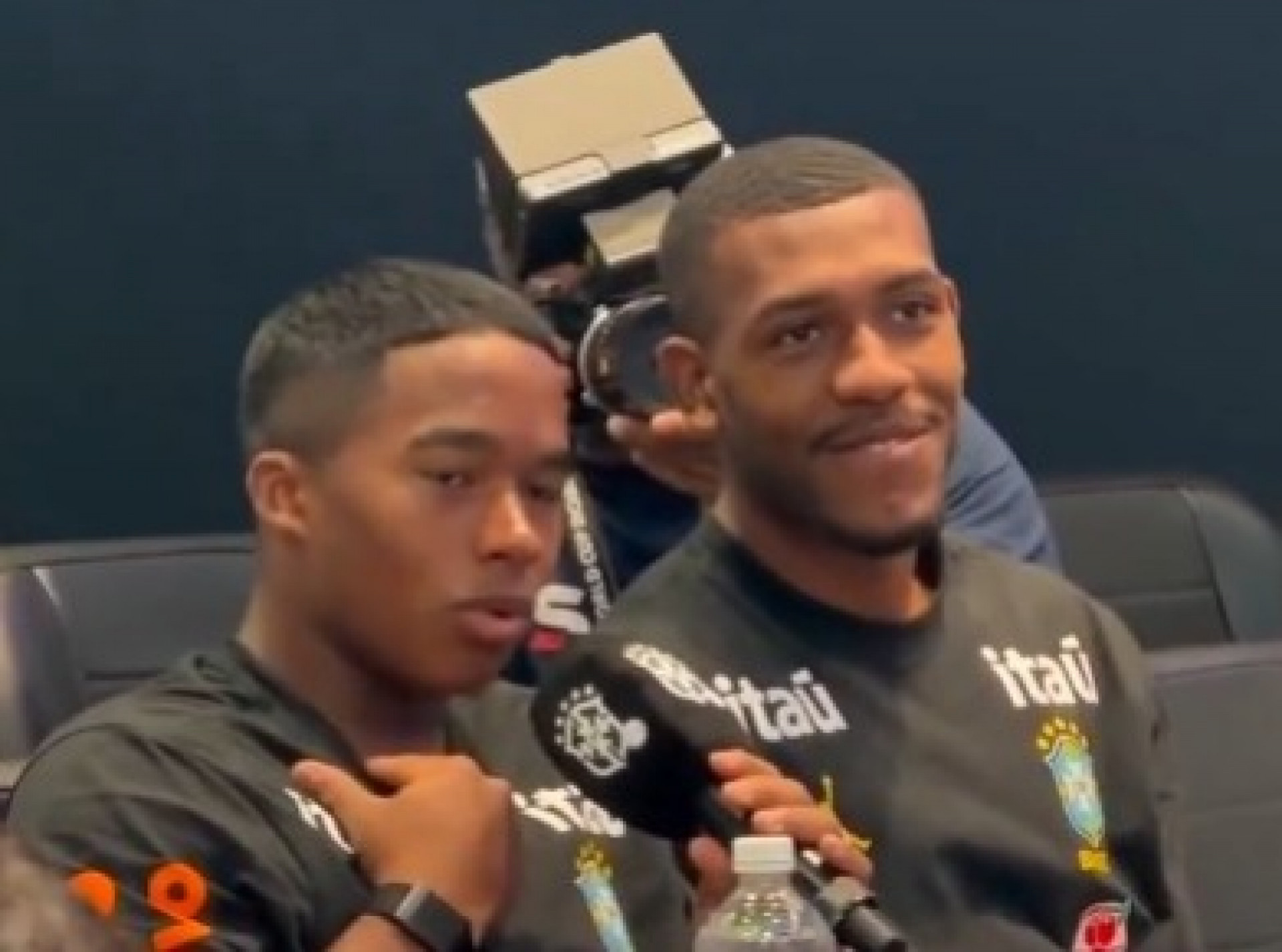 Vídeo! Endrick e Rayan atacam de 'repórteres' e descontraem clima em coletiva da Seleção