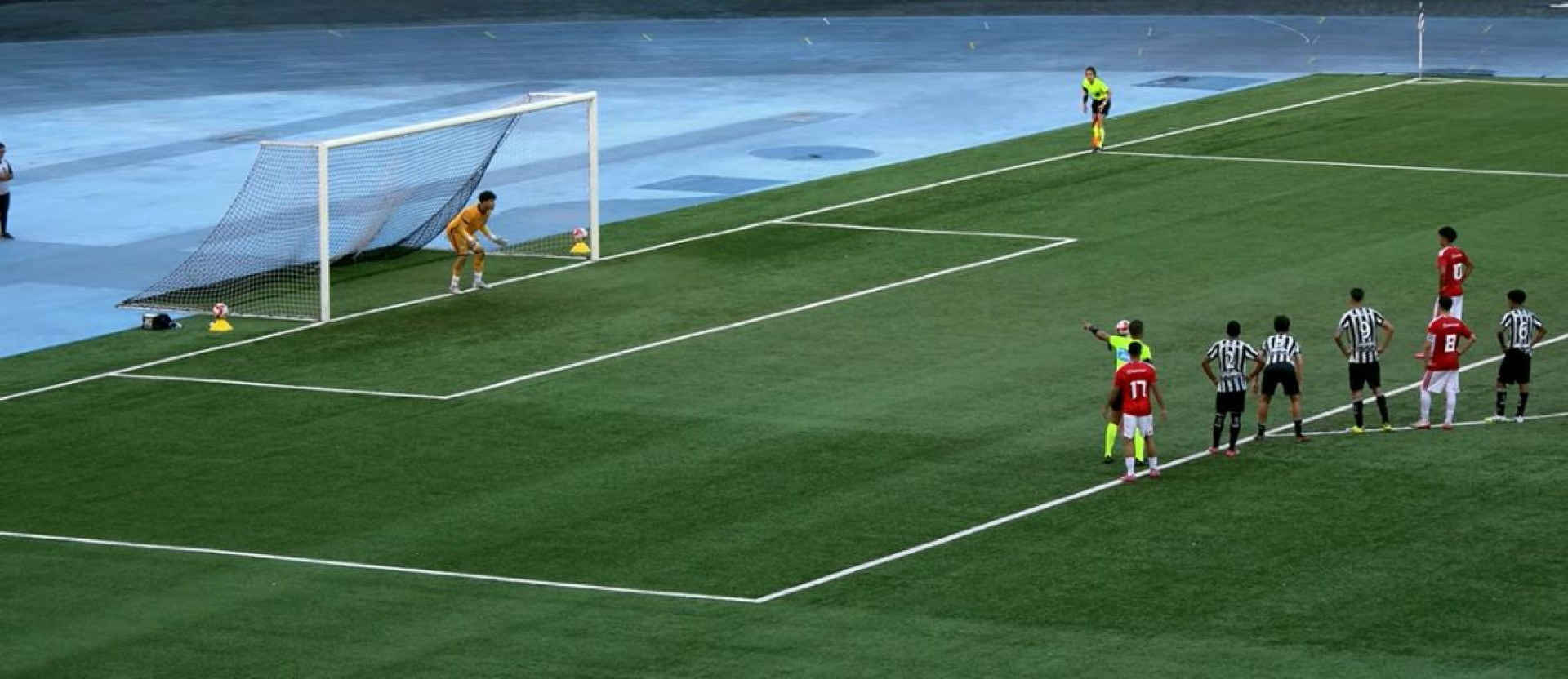 Bruninho Samudio defende pênalti na reta final, mas Botafogo cede empate ao Inter no sub-17