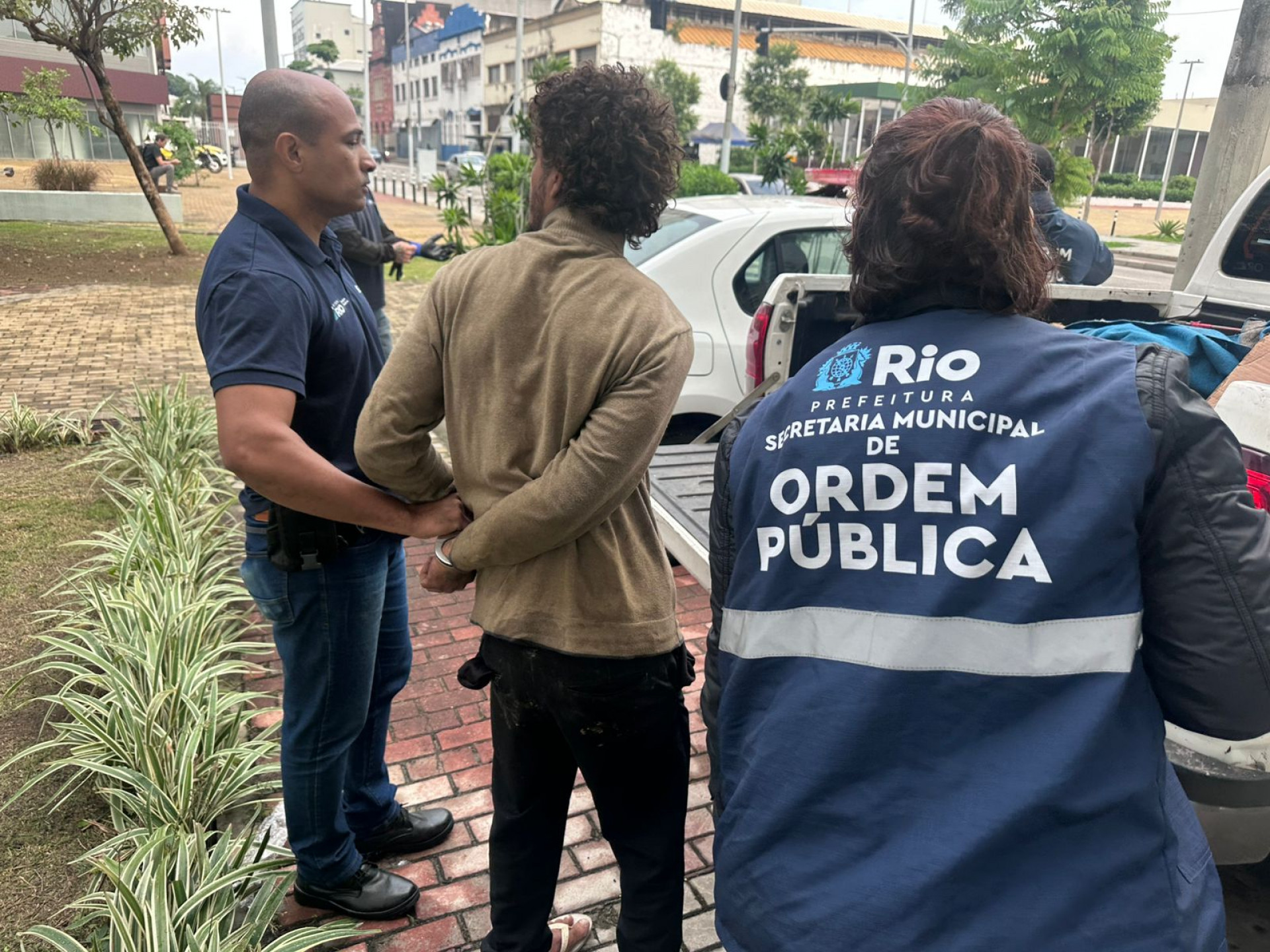 Homem procurado por tráfico é preso com cocaína no Santo Cristo