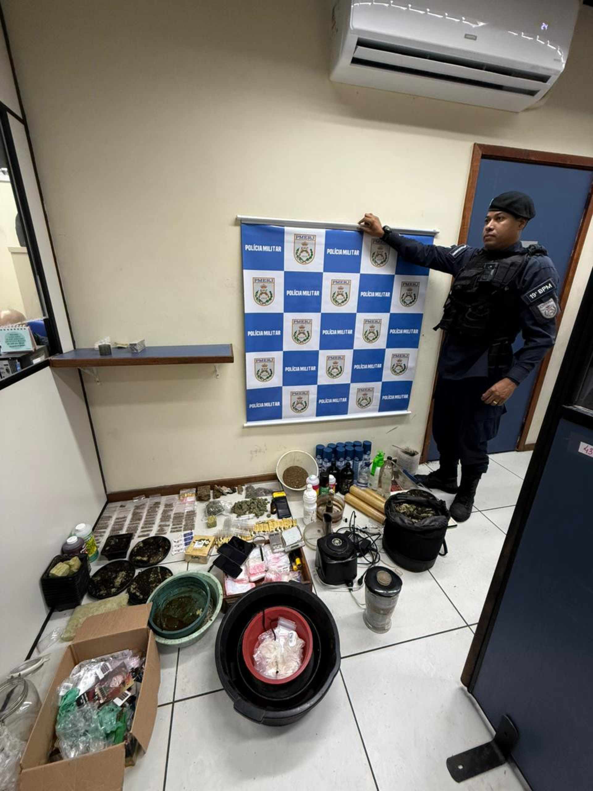 Homem é preso após PM encontrar laboratório de refino de drogas em apartamento de Copacabana