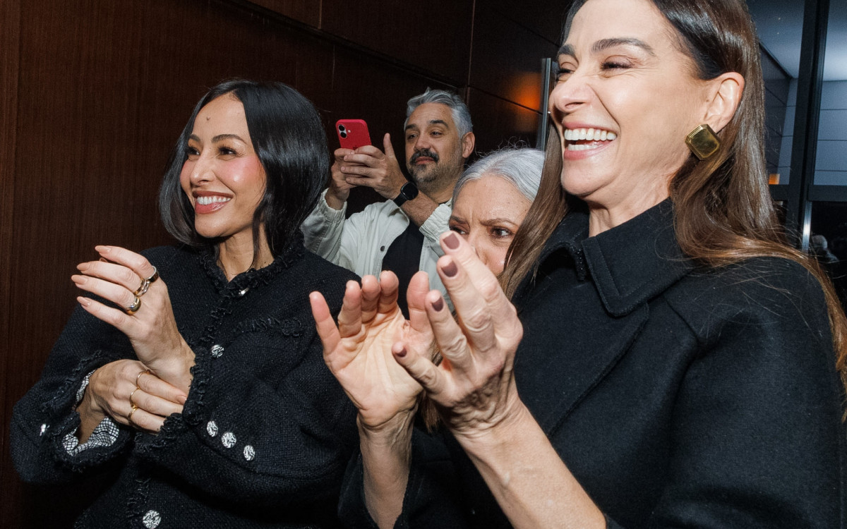 Sabrina Sato, Astrid Fontenelle e Mônica Martelli aplaudiram Taís Araujo em monólogo
