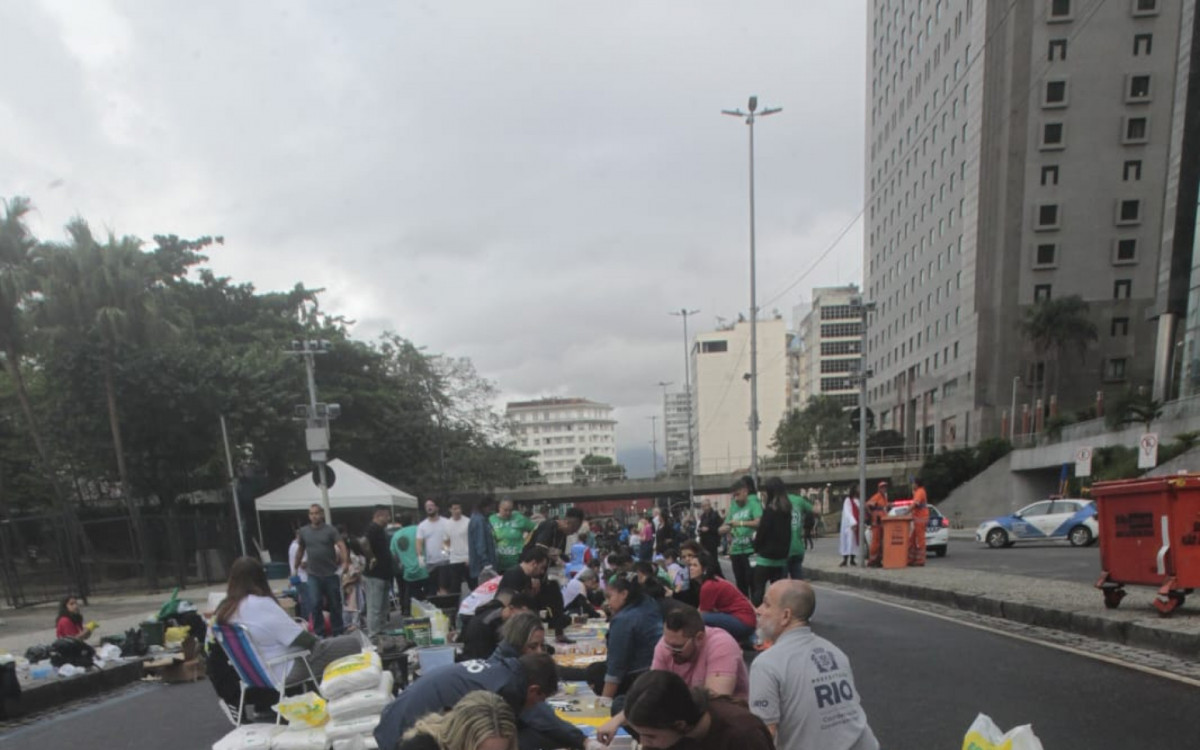 Tradi&ccedil;&atilde;o centen&aacute;ria re&uacute;ne fam&iacute;lias, jovens e religiosos em uma das maiores manifesta&ccedil;&otilde;es p&uacute;blicas de f&eacute; da cidade