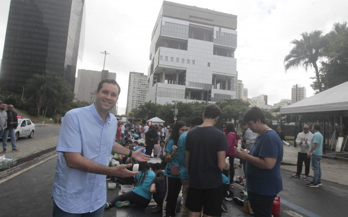 O prefeito Cavaliere participou da confec&ccedil;&atilde;o dos tapetes e destacou a import&acirc;ncia da uni&atilde;o entre f&eacute; e comunidade