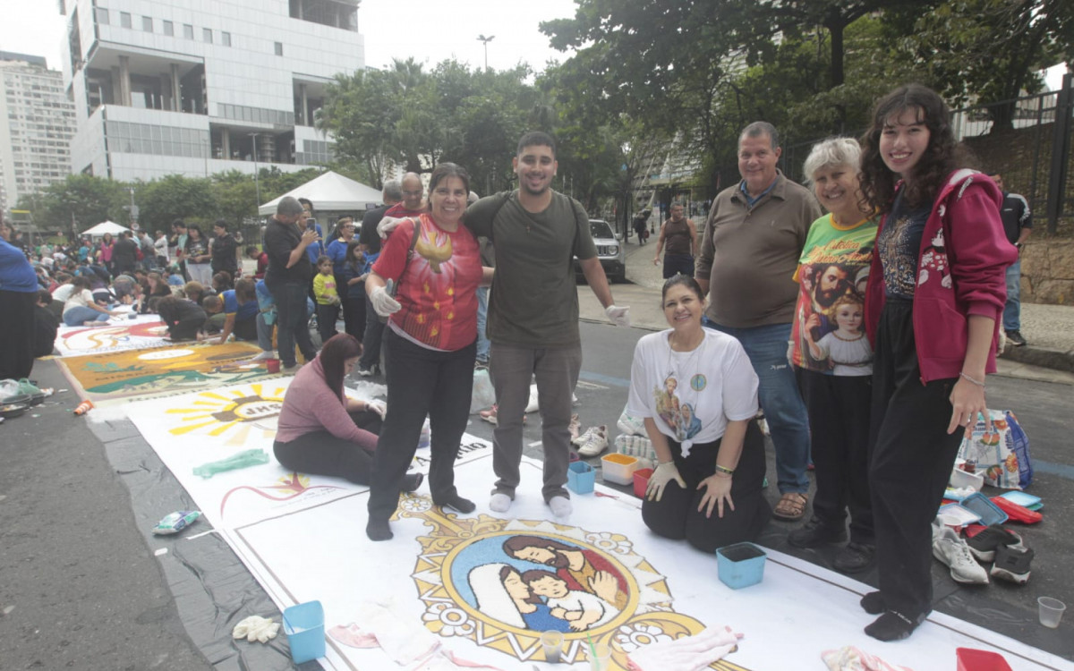Volunt&aacute;rios trabalham nos detalhes finais dos tapetes que servir&atilde;o de caminho para a prociss&atilde;o de Corpus Christi