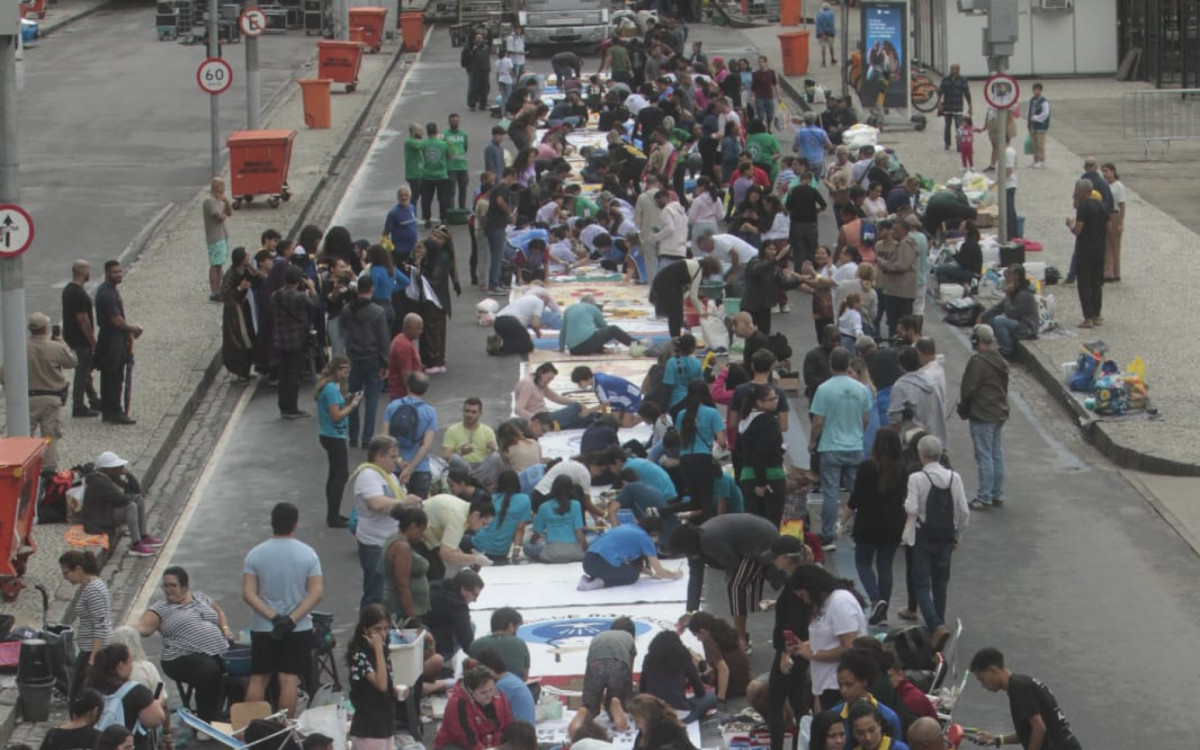 Desenhos coloridos e s&iacute;mbolos religiosos tomaram conta de cerca de 300 m da Avenida Rep&uacute;blica do Chile