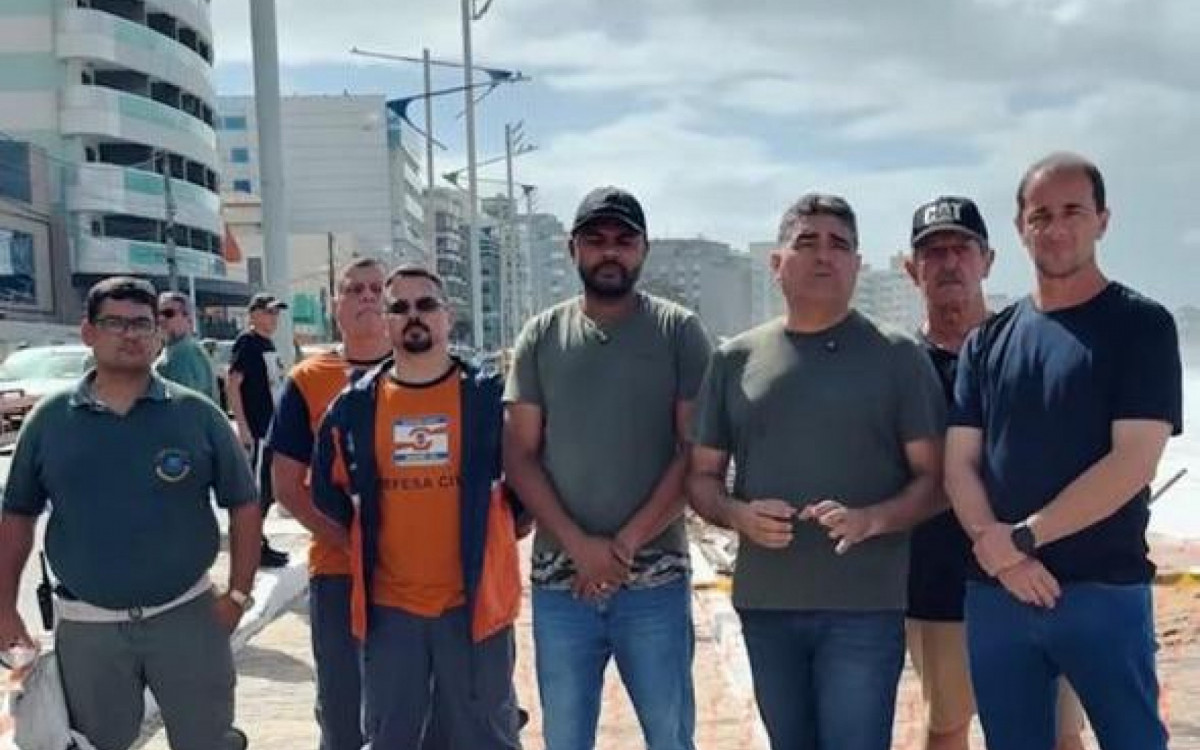Equipes municipais estiveram na Praia Campista para avaliar os danos provocados pela ressaca e reforçar a segurança no local