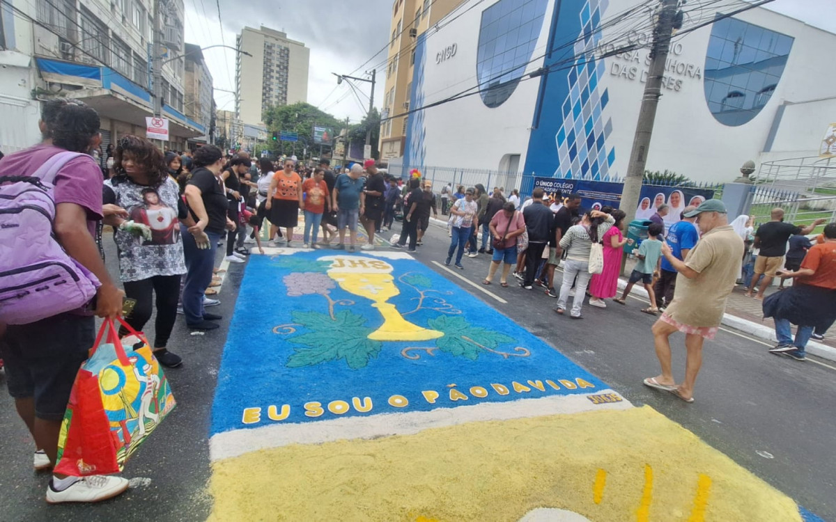 FOTOS: com quase 2 quilômetros de extensão, tapete de Corpus Christi encanta fiéis em São Gonçalo