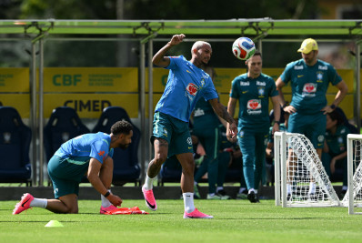 Wesley é sincero e admite dificuldade de readaptação à lateral direita: 'Fico batendo cabeça'