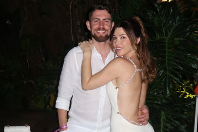 Vídeo! Jorginho, do Flamengo, completa um ano de casado e ganha surpresa da mulher