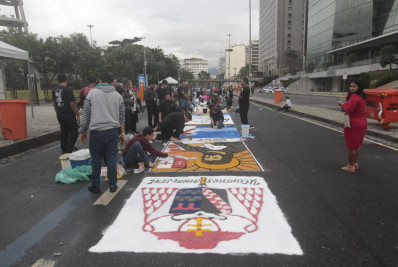  Tradição dos tapetes de Corpus Christi reúne centenas de fiéis no Centro