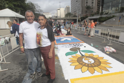 Mãe de Marielle participa de homenagem à filha em tapete de Corpus Christi