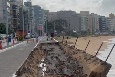 Macaé mobiliza equipes após ressaca derrubar trecho do calçadão da Praia Campista