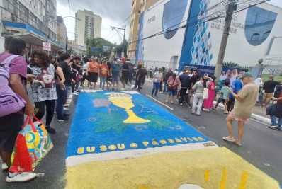 FOTOS: com quase 2 quilômetros de extensão, tapete de Corpus Christi encanta fiéis em São Gonçalo