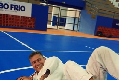 Dr. Serginho sobe ao tatame para anunciar competição internacional em Cabo Frio