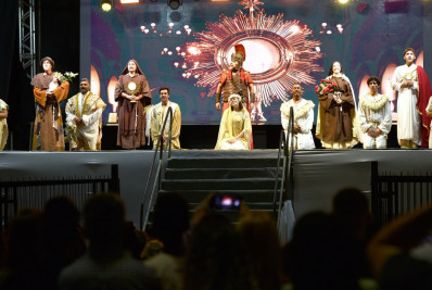 Auto de Corpus Christi emociona fiéis em frente à Catedral Metropolitana do Rio