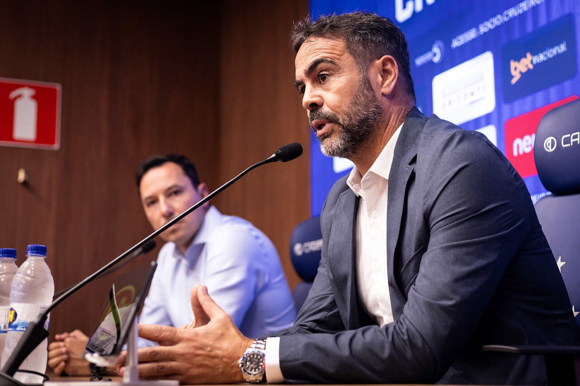 Cruzeiro prepara limpa no elenco e define sa&iacute;das na janela