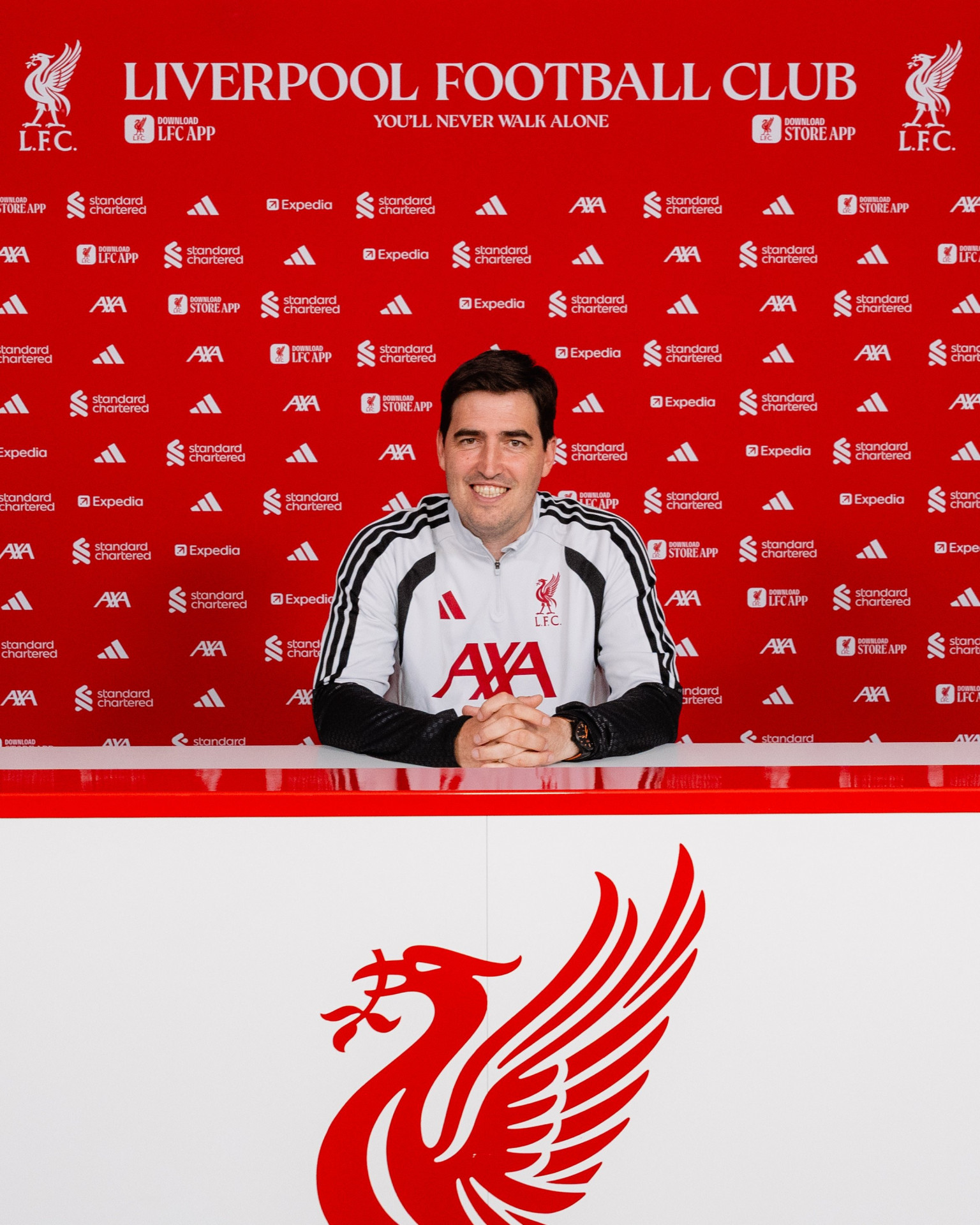 Liverpool anuncia a contratação de ex-treinador de Rayan