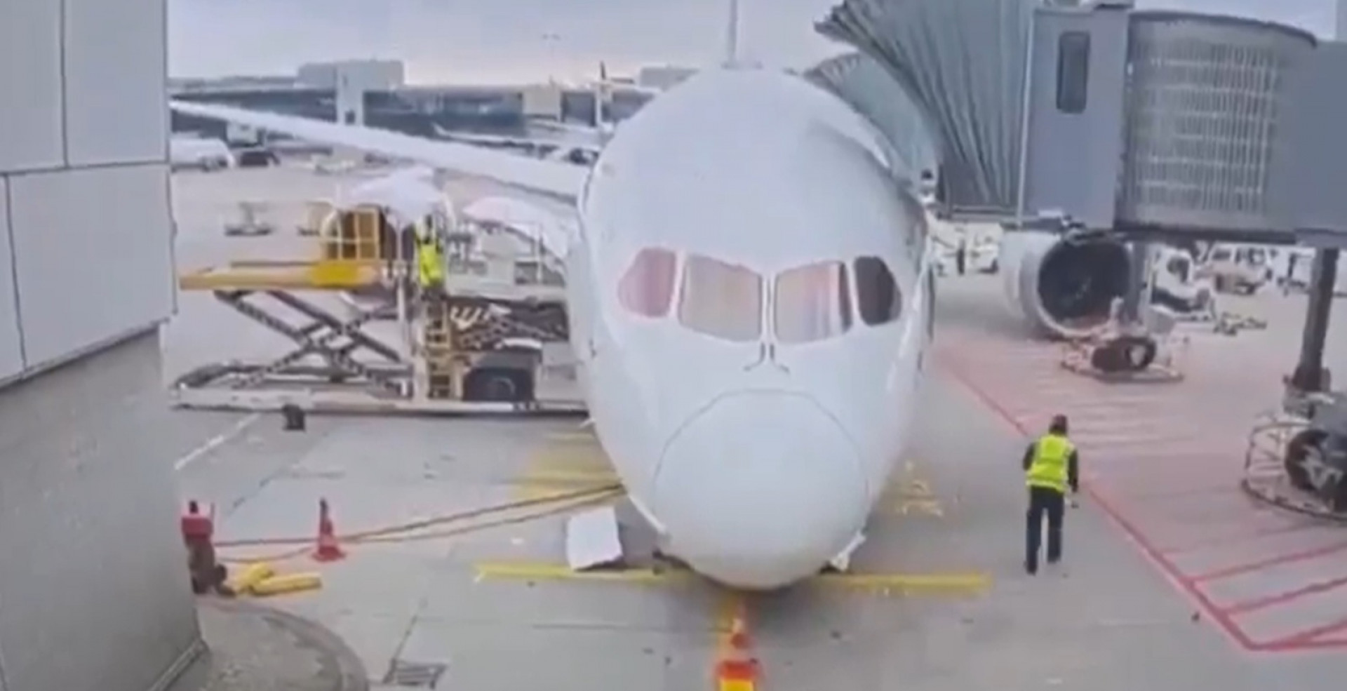 Funcionários de companhia área ficam feridos após trem de pouso quebrar no aeroporto de Frankfurt